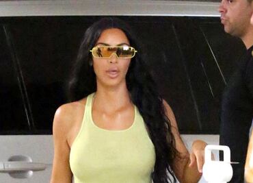 Kim Kardashian impacta con conjunto de cuero ajustado y cabello rojo