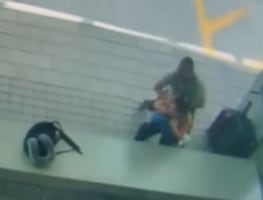 Video. Hombre trata de estrangular a mujer en parada de autobús en Miami