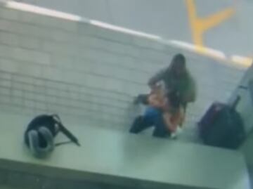 Video. Hombre trata de estrangular a mujer en parada de autobús en Miami