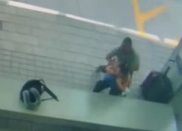 Video. Hombre trata de estrangular a mujer en parada de autobús en Miami