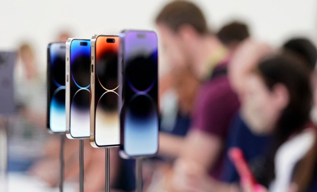 iPhone 12 de Apple bajo escrutinio por radiación electromagnética excesiva; este país pidió frenar su venta. AP
