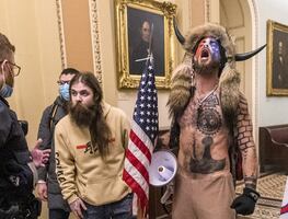 Dan 41 meses de prisión a "El Chamán" por asalto al Capitolio