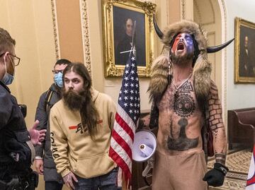 Dan 41 meses de prisión a "El Chamán" por asalto al Capitolio