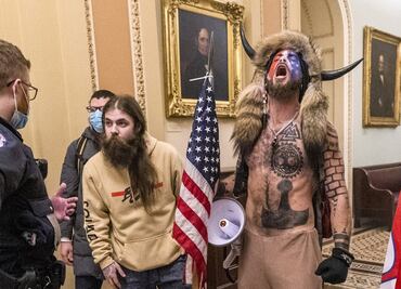 Dan 41 meses de prisión a "El Chamán" por asalto al Capitolio