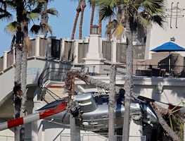 ¡Impactante! El momento exacto en que un helicóptero se estrella en la concurrida playa de California