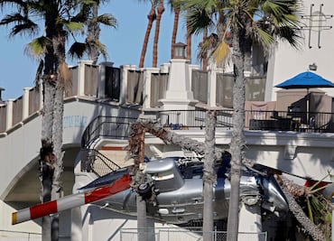 ¡Impactante! El momento exacto en que un helicóptero se estrella en la concurrida playa de California
