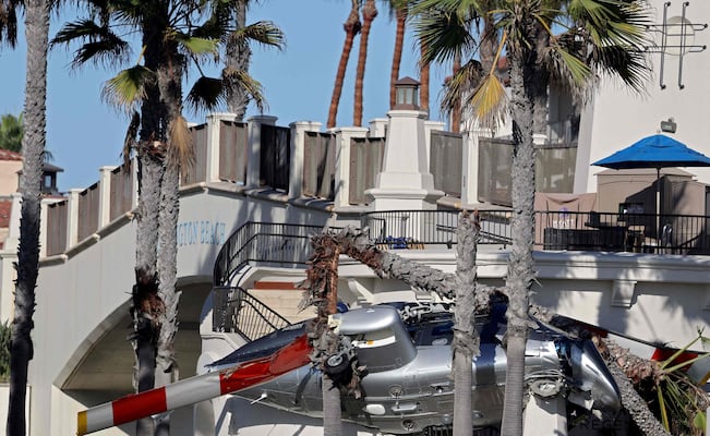 ¡Impactante! El momento exacto en que un helicóptero se estrella en la concurrida playa de California