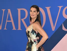 Brooke Shields presume figura de impacto en bañador a los 55