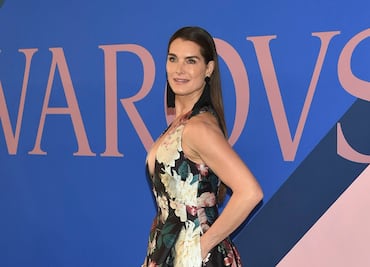 Brooke Shields deslumbra en pequeño bikini blanco a punto de cumplir 60