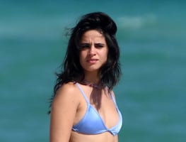 Camila Cabello presume curvas con diminuto bikini en Miami Beach