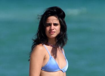 Camila Cabello presume curvas con diminuto bikini en Miami Beach