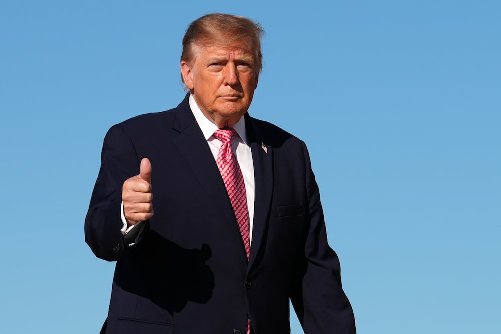 "Es la inmigración": Trump señala a los migrantes por la violencia en Francia y exige cerrar fronteras. Foto: AP Photo/Julia Demaree Nikhinson
