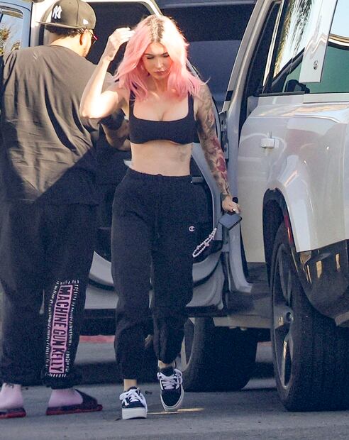 Megan Fox presume ‘abs de acero’ y escote de infarto con diminuto bralette en México. Foto: The Grosby Group
EXCLUSIVE