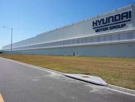 Redada en Georgia: ICE detiene a 475 trabajadores en la fábrica de Hyundai. VIDEO