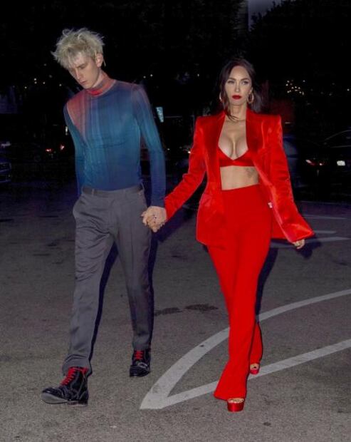 Megan Fox impacta con tendencia 'bra out' y traje rojo en California