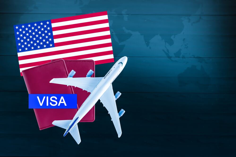 Visa americana/ iStock/sasirin pamai