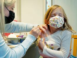 Aplican dosis equivocadas de vacuna contra Covid a más de 100 niños en EU