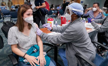 ¿Qué hacer para aliviar efectos secundarios de las vacunas, según los CDC?