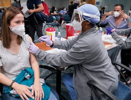 ¿Qué hacer para aliviar efectos secundarios de las vacunas, según los CDC?