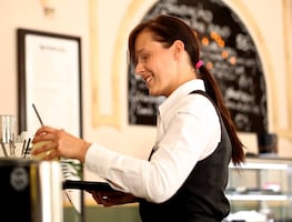 Covid-19: Despiden a mesera en Nueva York por negarse a recibir vacuna