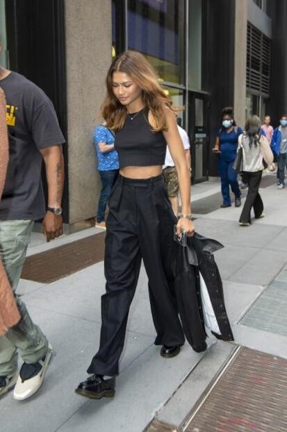 Zendaya destila glamour con crop top durante paseo por Nueva York 