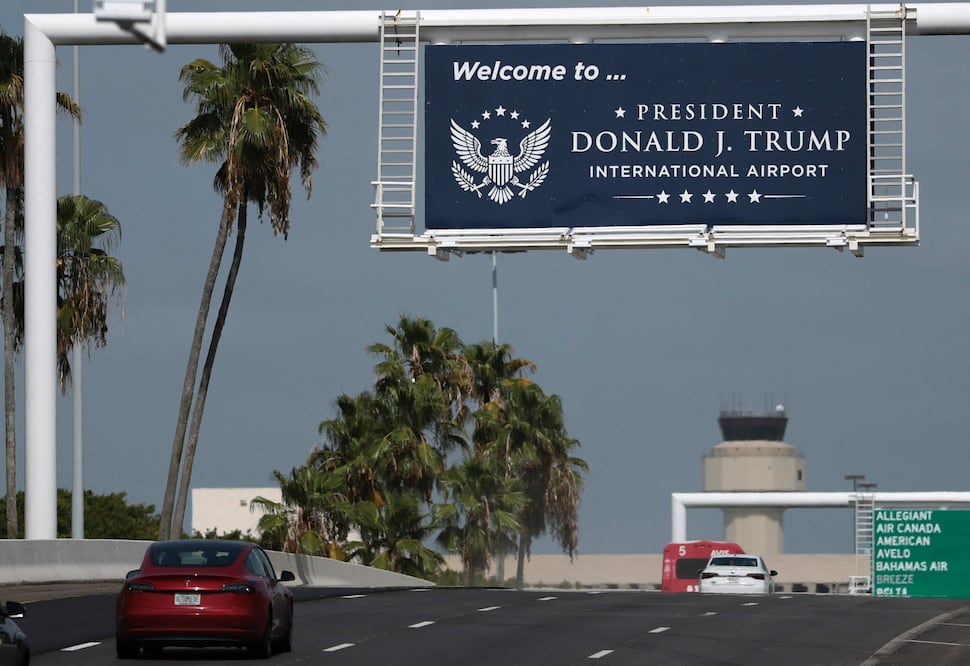 Aeropuerto en Florida cambia de forma oficial su nombre en honor a Donald Trump. Foto: Joe Raedle/Getty Images/AFP (Photo by JOE RAEDLE / GETTY IMAGES NORTH AMERICA / Getty Images via AFP)