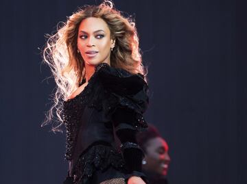 ¡Más atrevida que nunca! Beyoncé reemplaza su ropa interior y posa con pequeño corazón de plata