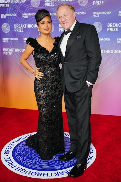 Salma Hayek arrasa en la gala Breakthrough Prize con lujoso vestido traslúcido. Foto: AP