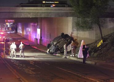 Cae auto desde piso elevado en Pasadena; hay 3 muertos