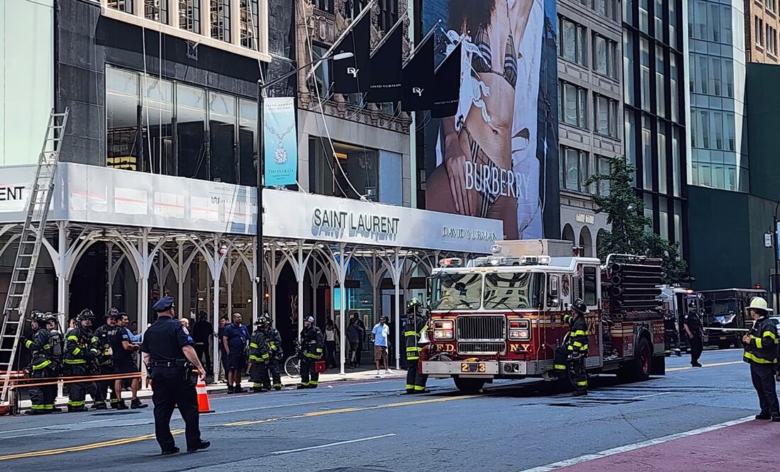 Tiffany's de la Quinta Avenida de Nueva York quedó en medio del fuego. Foto: EFE/Ruth E. Hernández
