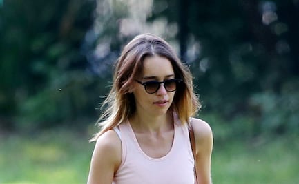 Emilia Clarke conquista Londres con leggings negros
