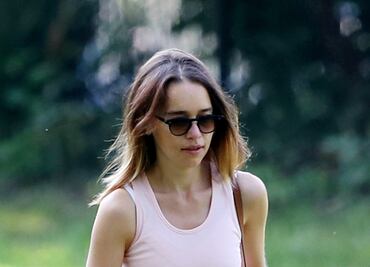 Emilia Clarke conquista Londres con leggings negros