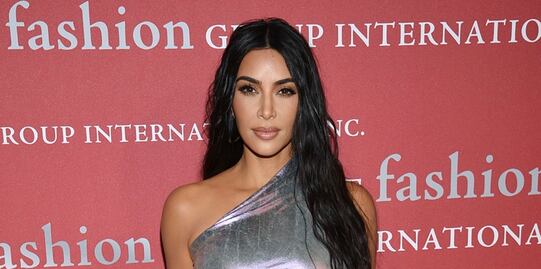 Kim Kardashian delinea sus curvas con look metálico en Nueva York