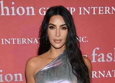 Kim Kardashian delinea sus curvas con look metálico en Nueva York