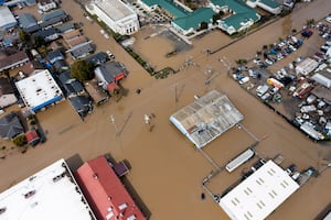 California bajo "río atmosférico"; reportan 350 mil hogares sin electricidad