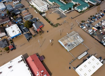 California bajo "río atmosférico"; reportan 350 mil hogares sin electricidad