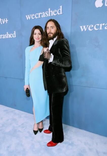 Anne Hathaway destila glamour con elegante vestido azul de raja 