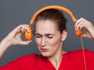 Hasta sordera: peligros de usar los audífonos por largo tiempo, según Harvard