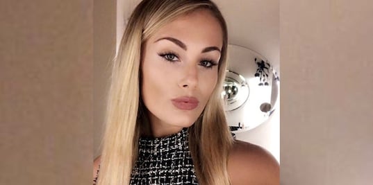 La novia de Luis Miguel deslumbra con minivestido negro en Instagram 