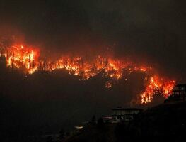 Un rayo, ¿el causante de los incendios en Hawái?, usuarios comparten IMÁGENES
