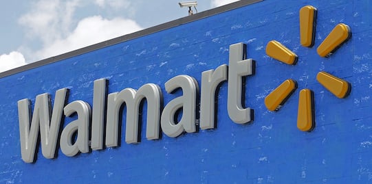 Walmart se disculpa por suéter navideño 'con referencia a drogas'