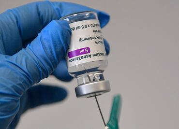 EMA señala 'vínculo' de AstraZeneca con casos raros de coágulos