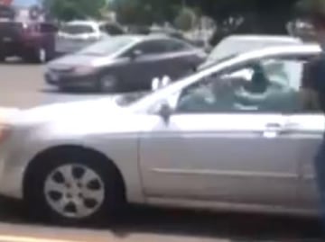 Captan rescate de perro abandonado dentro de auto en Albuquerque