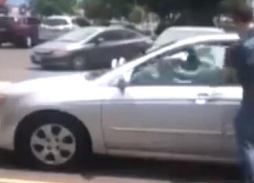 Captan rescate de perro abandonado dentro de auto en Albuquerque