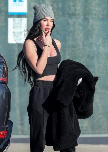 Megan Fox presume figura 'irreal' con crop top en Los Ángeles 