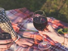 ¿Cómo ayuda el vino tinto a la salud?