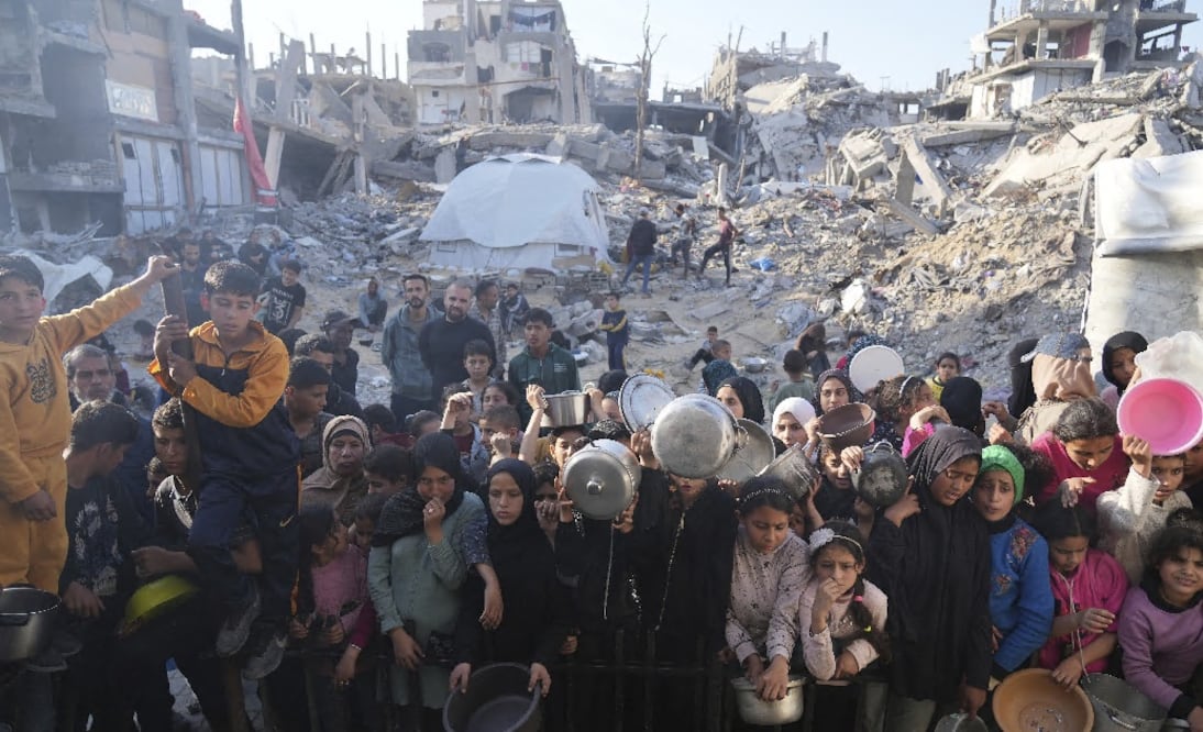 Trump propone desplazar a toda la población de Gaza para transformarla en centro tecnológico y turístico. (AP Photo/Abdel Kareem Hana)