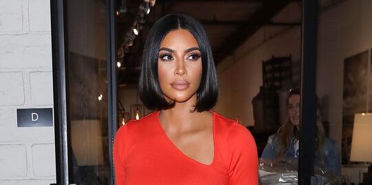 Kim Kardashian deslumbra con top traslúcido 'braless' en Agoura Hills