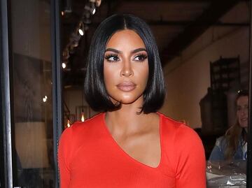 Kim Kardashian deslumbra con top traslúcido 'braless' en Agoura Hills
