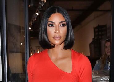 Kim Kardashian deslumbra con top traslúcido 'braless' en Agoura Hills